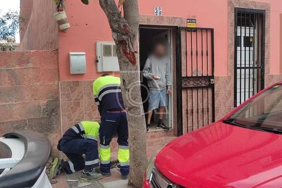 Dos familias de Los Llanos de Telde, con cinco menores a su cargo, denuncian el corte de suministro de agua/TA.